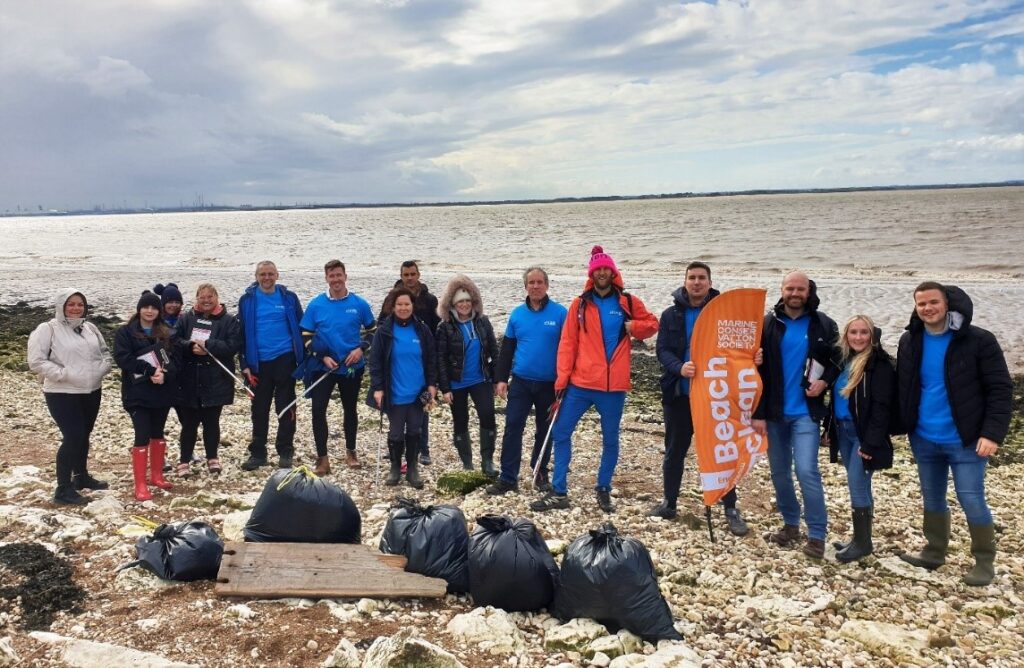 great british beach clean 2021 apogee volunteers