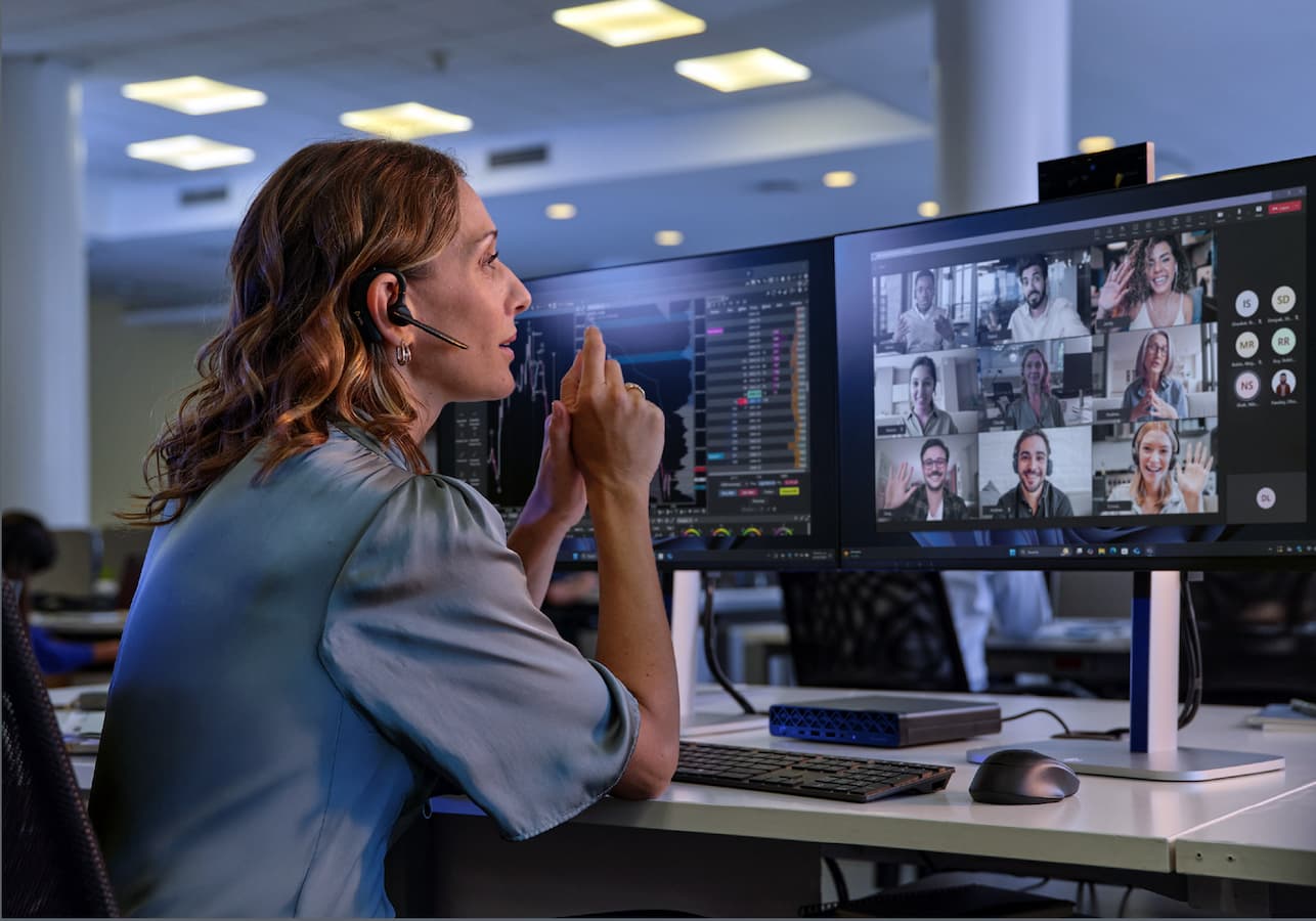 HP Elitedesk 9 mini woman in office team chat