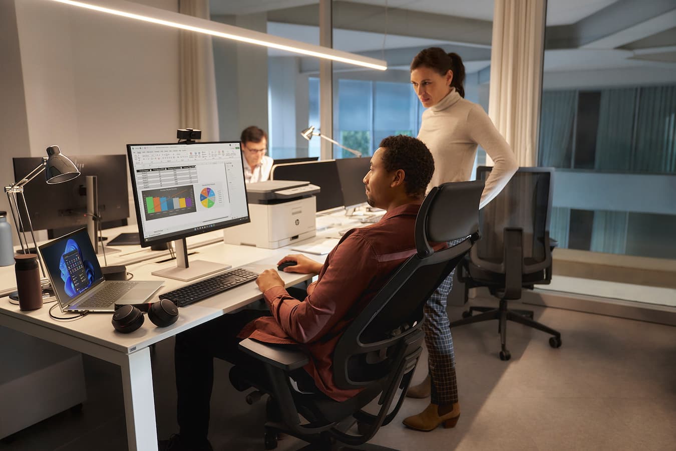 HP Wafer Elitebook 6 man and woman in office windows 11 pc
